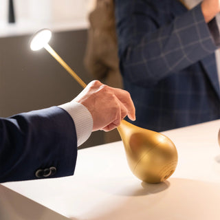 Prijenosna bežična LED stolna lampa Zafferano Dondolina za unutarnju i vanjsku upotrebu